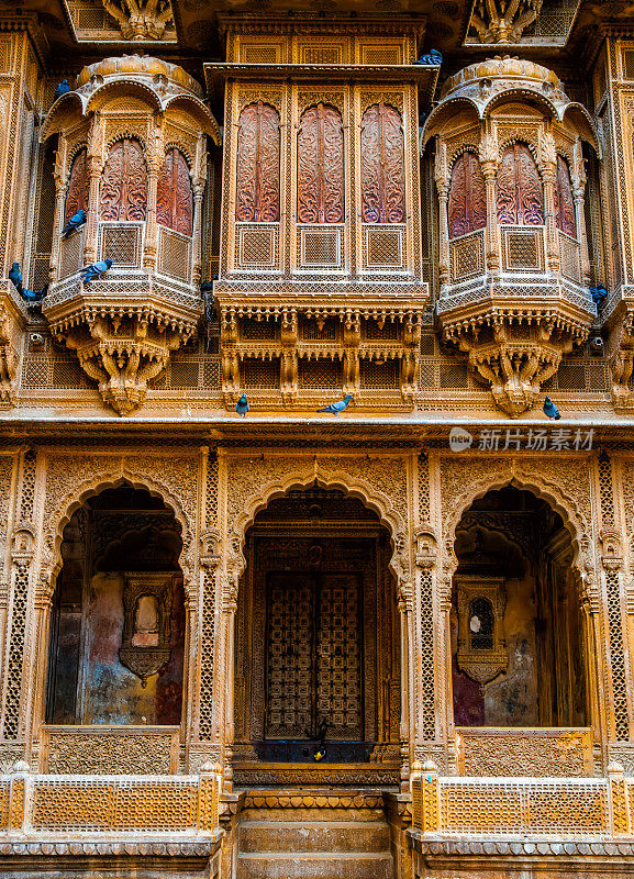美丽的Patwon ki Haveli宫殿由金色的石灰岩建造，位于印度的Jaisalmer